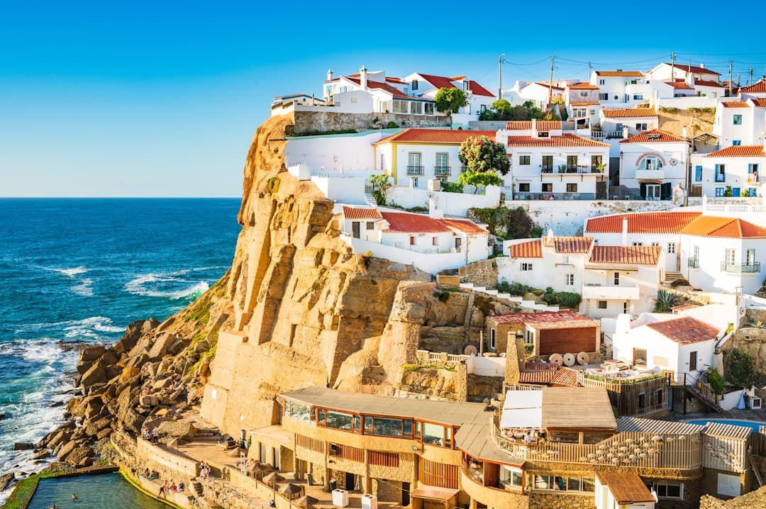 Bodas en Azenhas do Mar - Casas blancas colgadas sobre acantilados atlánticos y atardeceres dorados de ensueño
