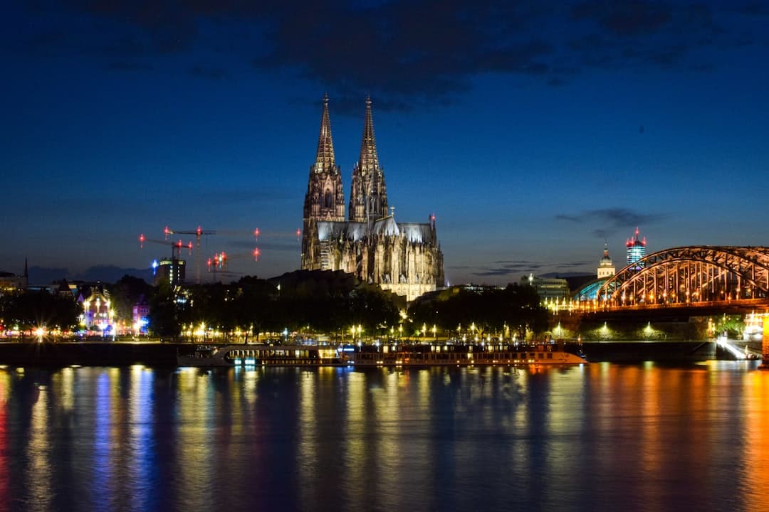 Bodas en Colonia - Alegría renana bajo la silueta de la catedral