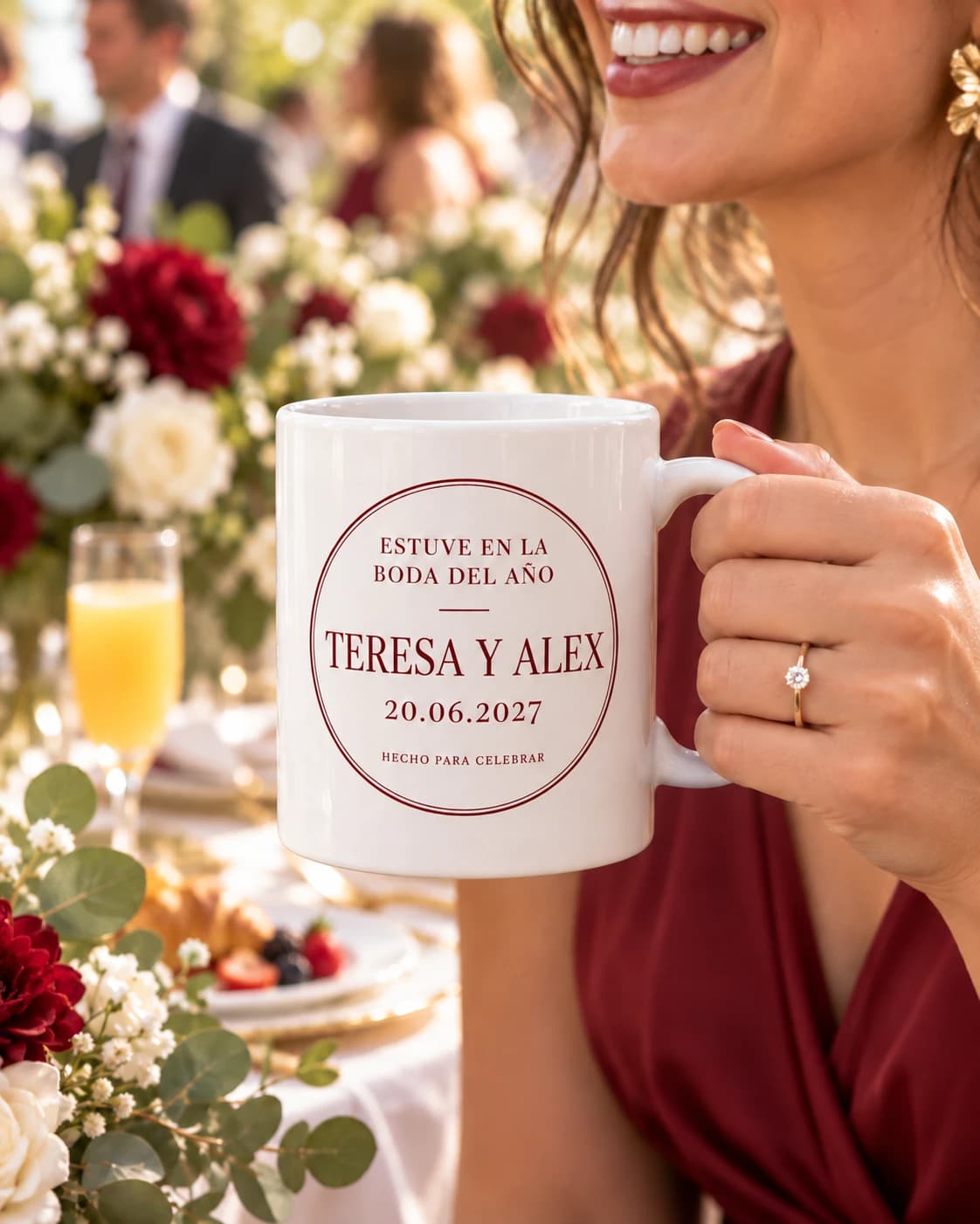 Invitados brindando con las tazas recuerdo