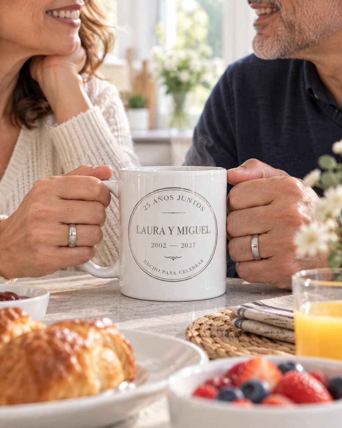 Pareja celebrando 25 años durante el desayuno