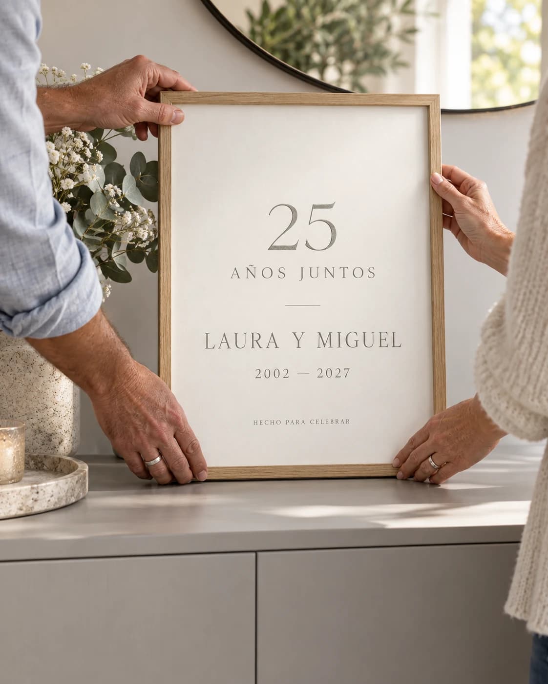 Pareja mostrando su lámina de aniversario en casa