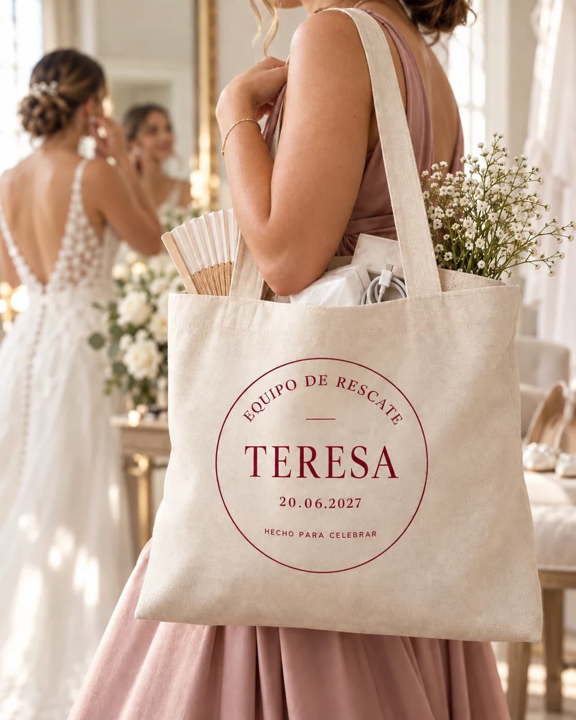 Amigas preparando la boda con la tote personalizada