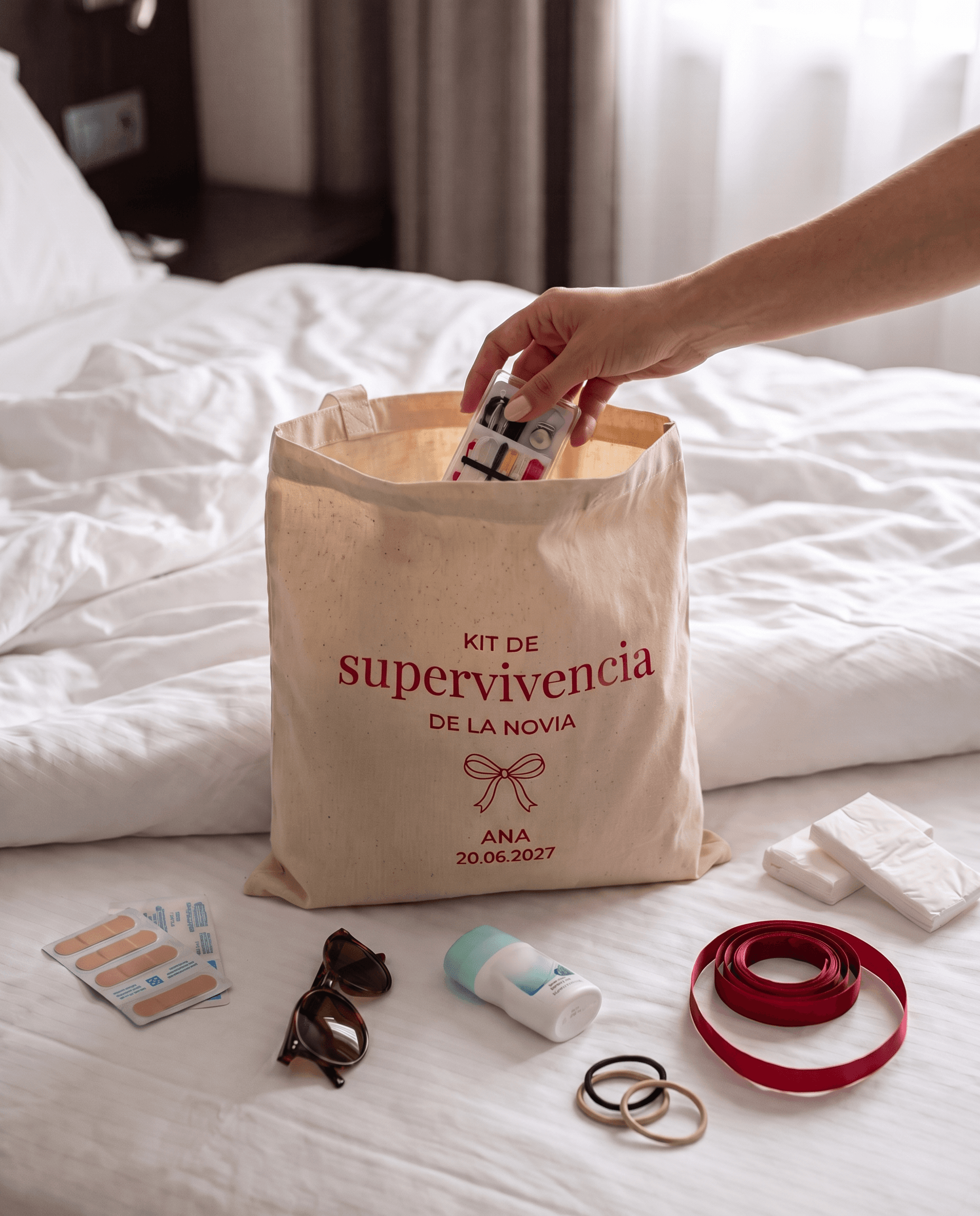 Tote abierta con objetos útiles para preparar la boda